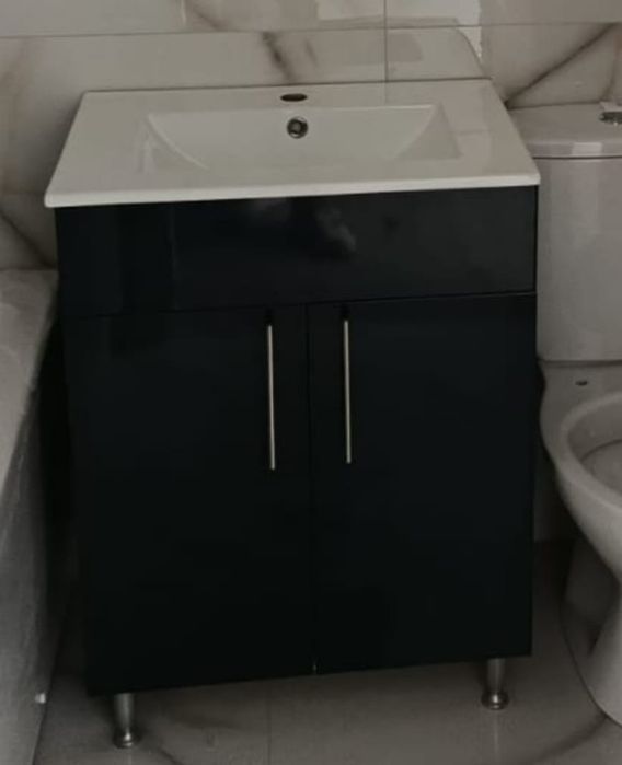 Vând chiuvetă de baie cu mască neutilizată..