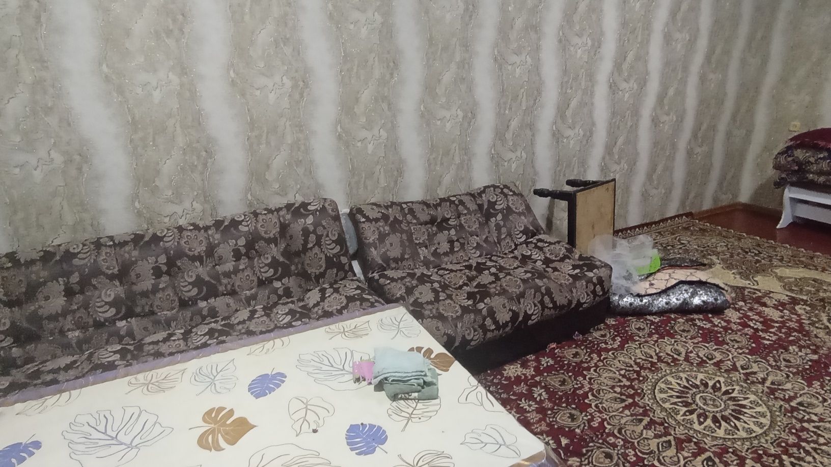 Продается диван в зал