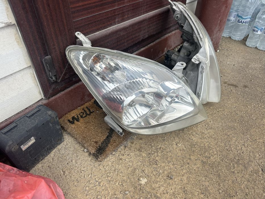 Фар/Фарове за Тойота Корола Версо 2001-2004г!
