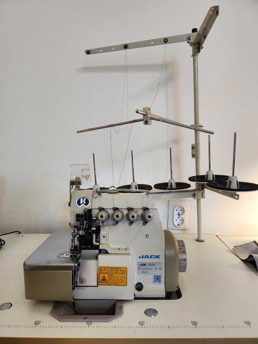 Vând masina de cusut industriala Triplock Jack 805-M2-55, 2 ace