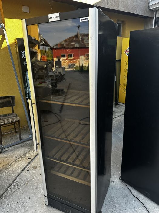 Хладилна витрина за вино