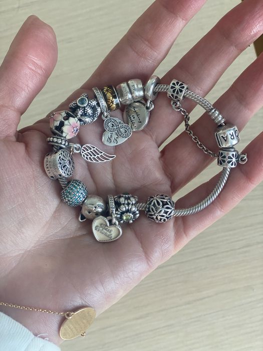 Vand bratara pandora cu talismane.