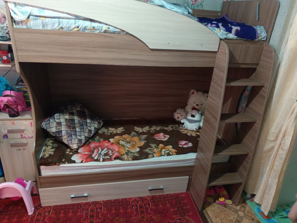 Продам двухъярусную кровать без матрасов