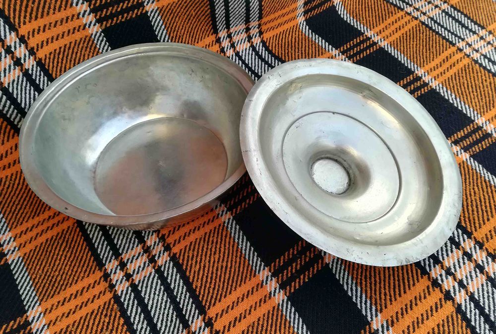 Ръчно изработени медна купа и капак