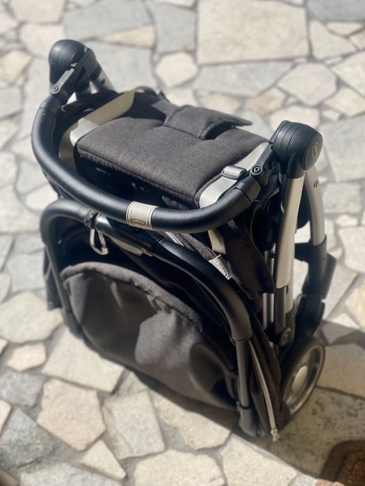 Cărucior super compact impecabil