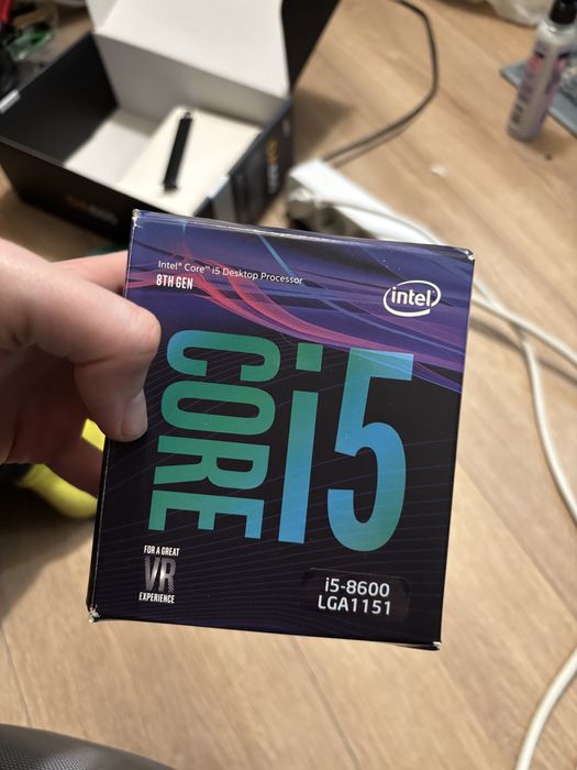 Vand I5-8600 3.1 ghz turbo 4.3,full box procesor si cooler nou