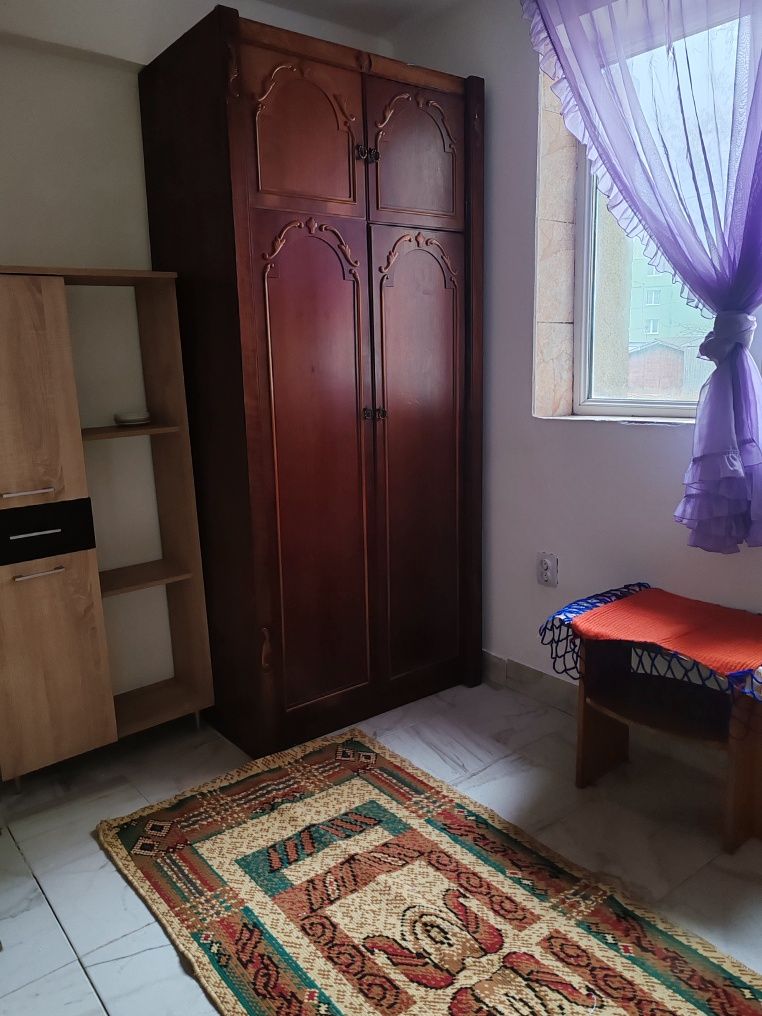 Închiriez camera de nefamiliști