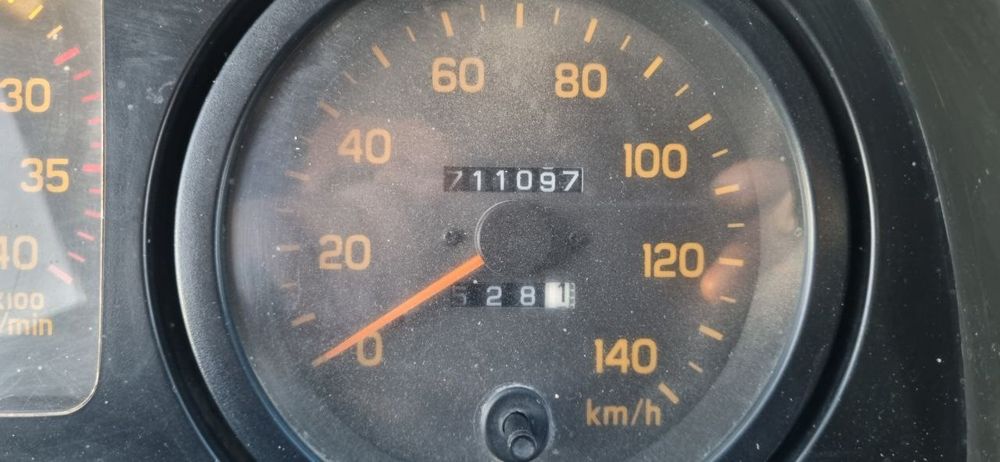 Isuzu yuk mashinasi sotiladi.