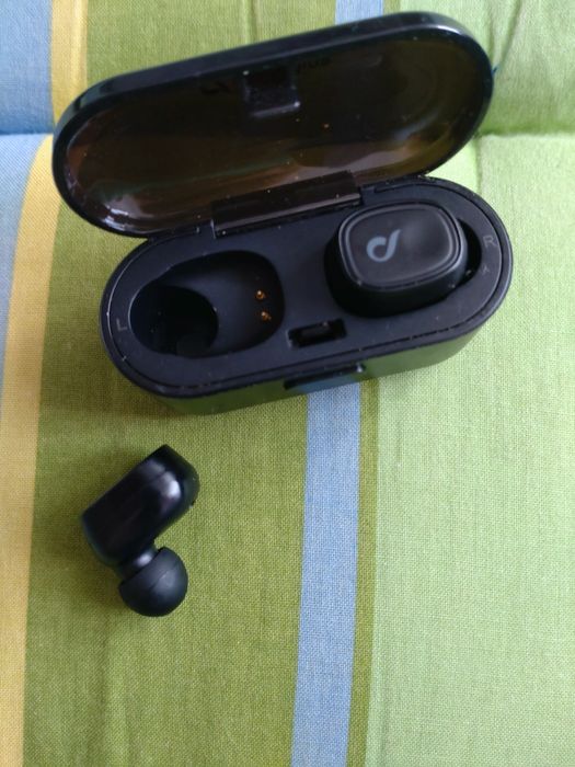 Căști bluetooth diferite mărci și modele