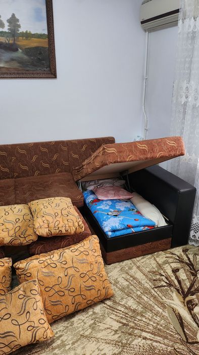 Canapea extensibila cu lada de depozitare
