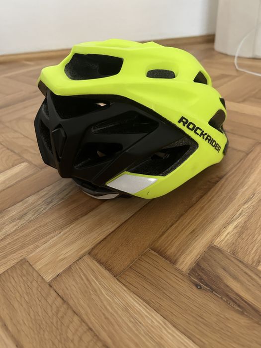 Vând echipament de ciclism pt copii,casca si mănuși,stare impecabila.