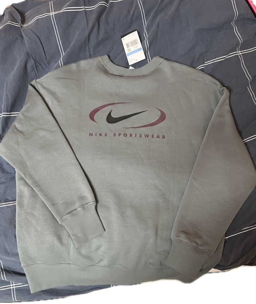 Оригинална блуза Nike с дълъг ръкав. Блузата е с етикет и не е носена.