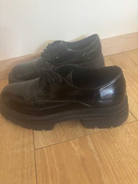 Дамски черни обувки на платформа