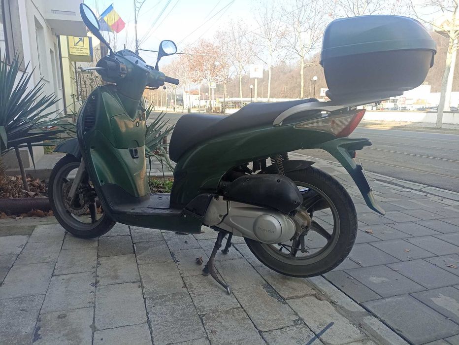 scuter honda sh 125 se conduce cu B