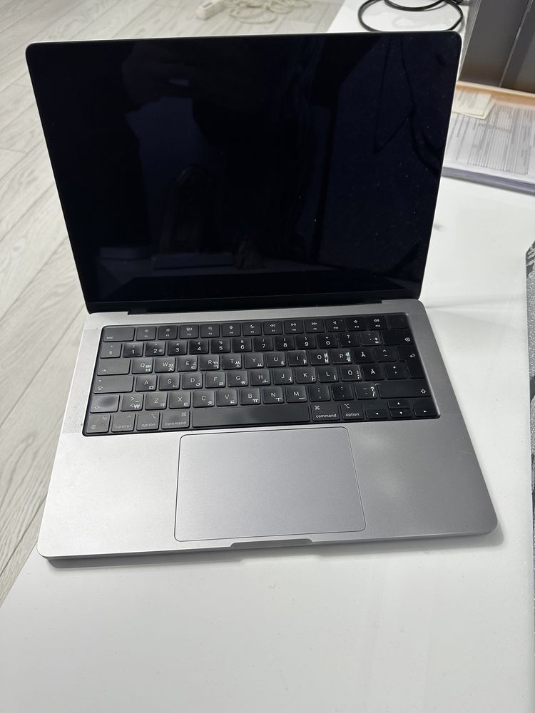 Vand MacBook Pro 14 inch M1 2021 pentru piese