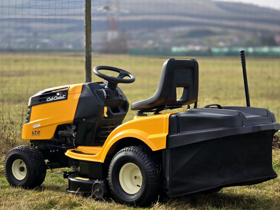 Tractoras gazon iarba Profesional CUB Cadet 2 cutite, impecabil ca nou