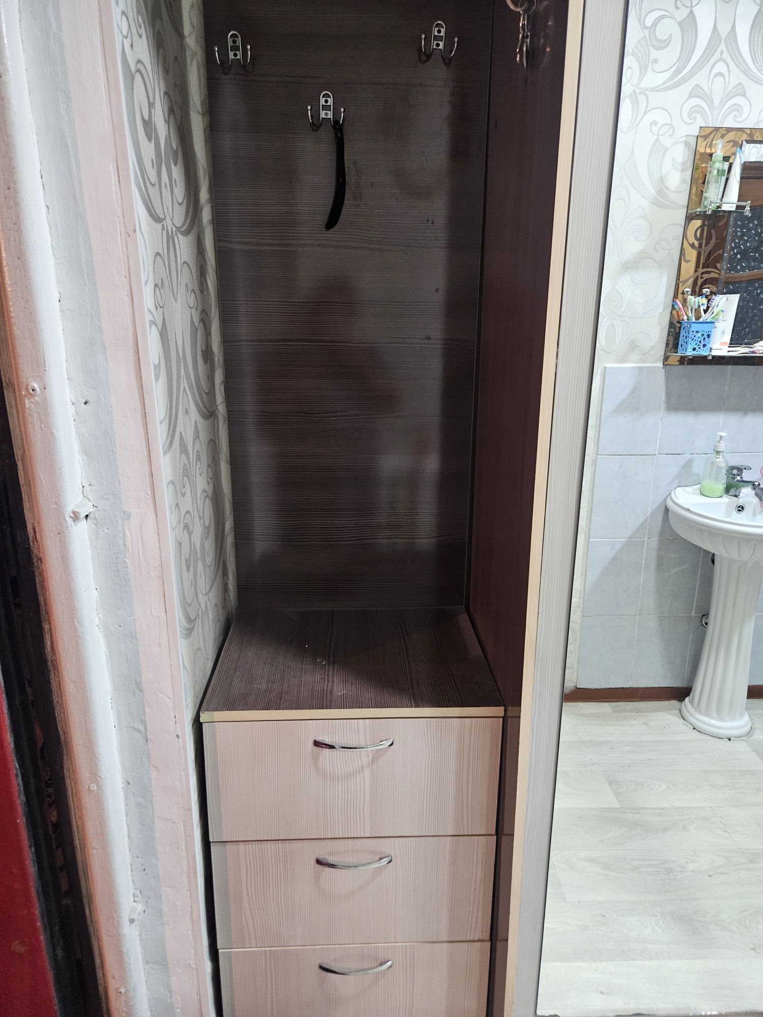 Продается шкаф для прихожей  б/ухорошем состояние  б/у