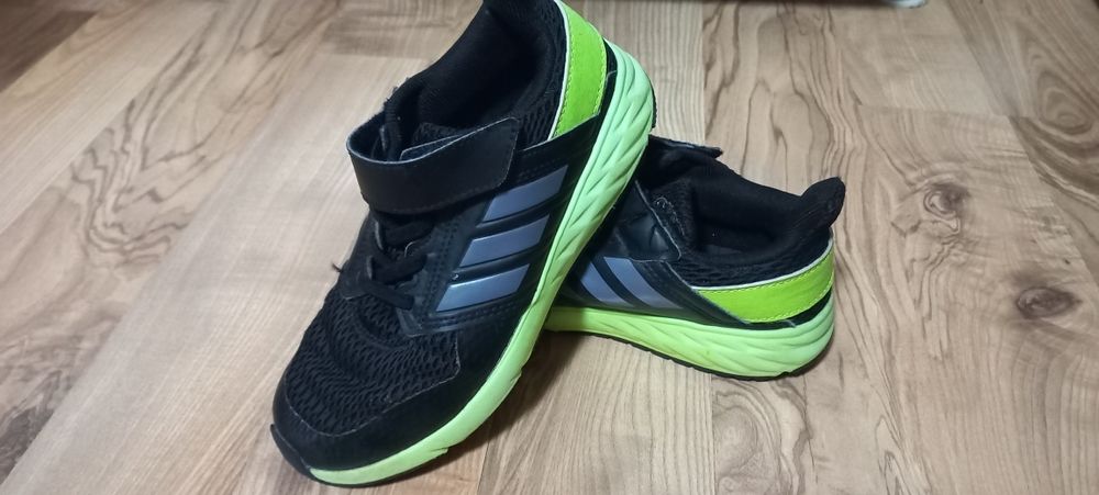 Vând papuci Adidas mărime 33