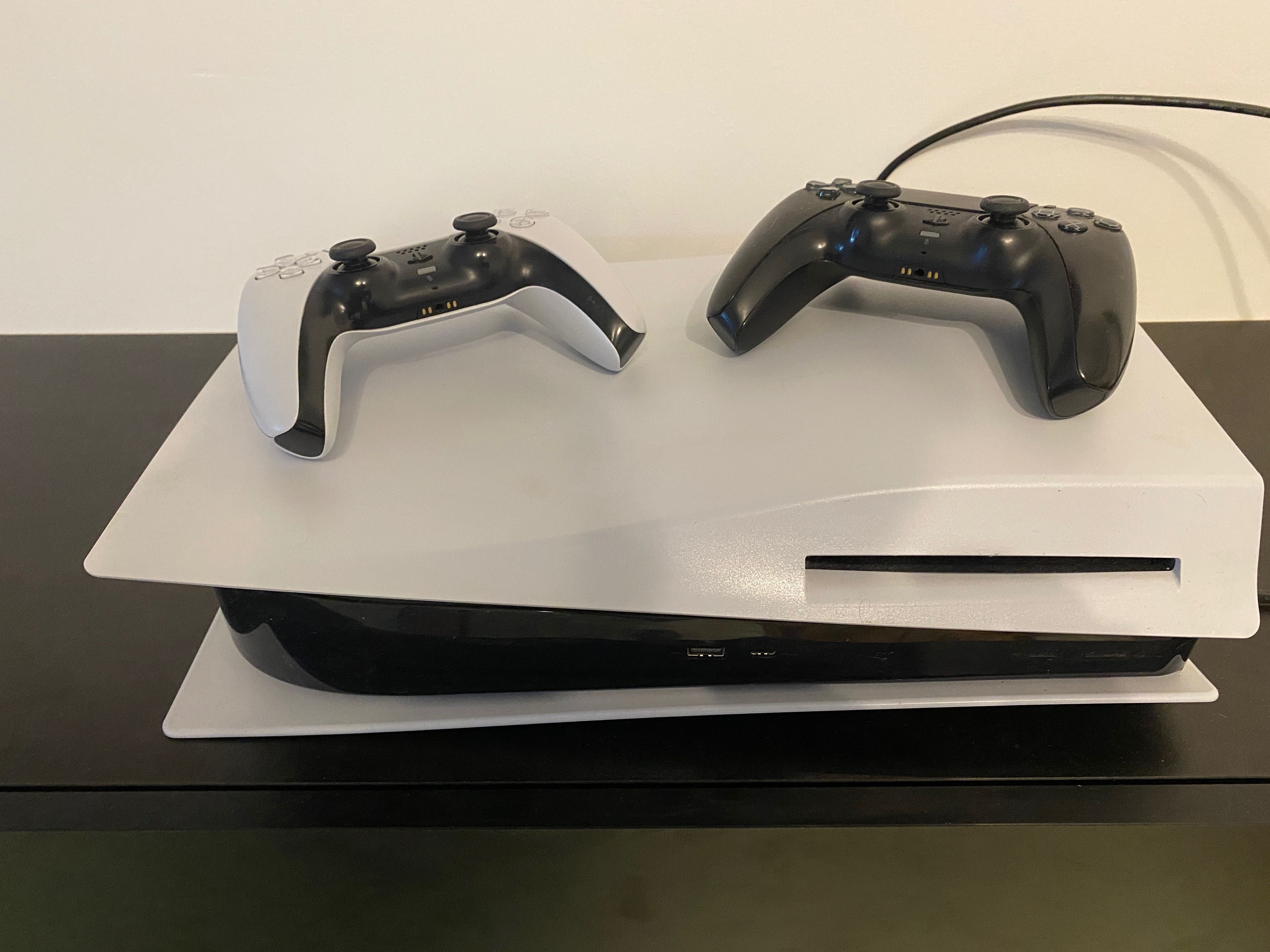 Vând consolă PlayStation 5 cu disc + 2 manete - stare excelentă