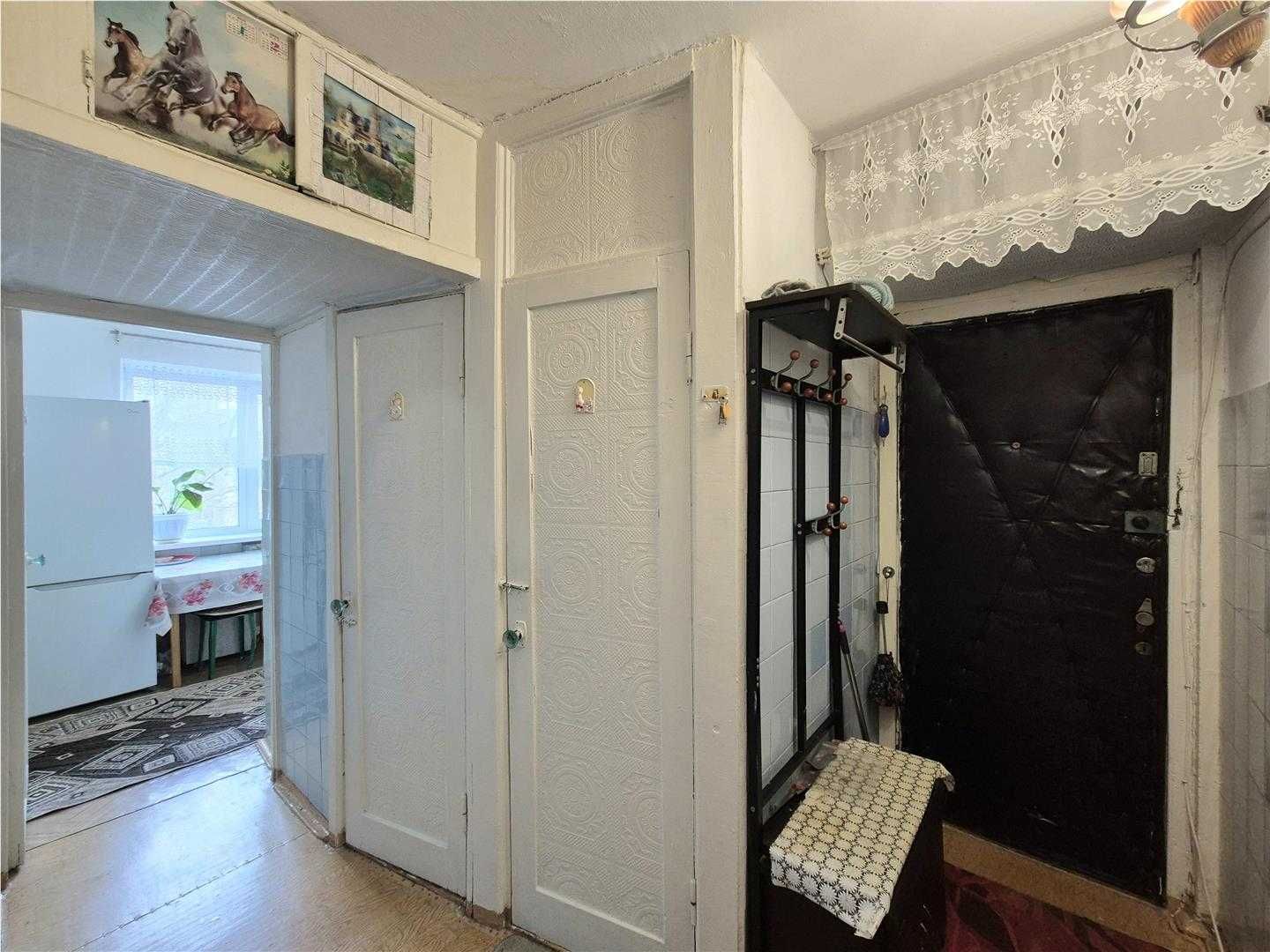 Продам 2 комн квартиру на 4 мкр возле маг Одежда.
на 4/5 эт