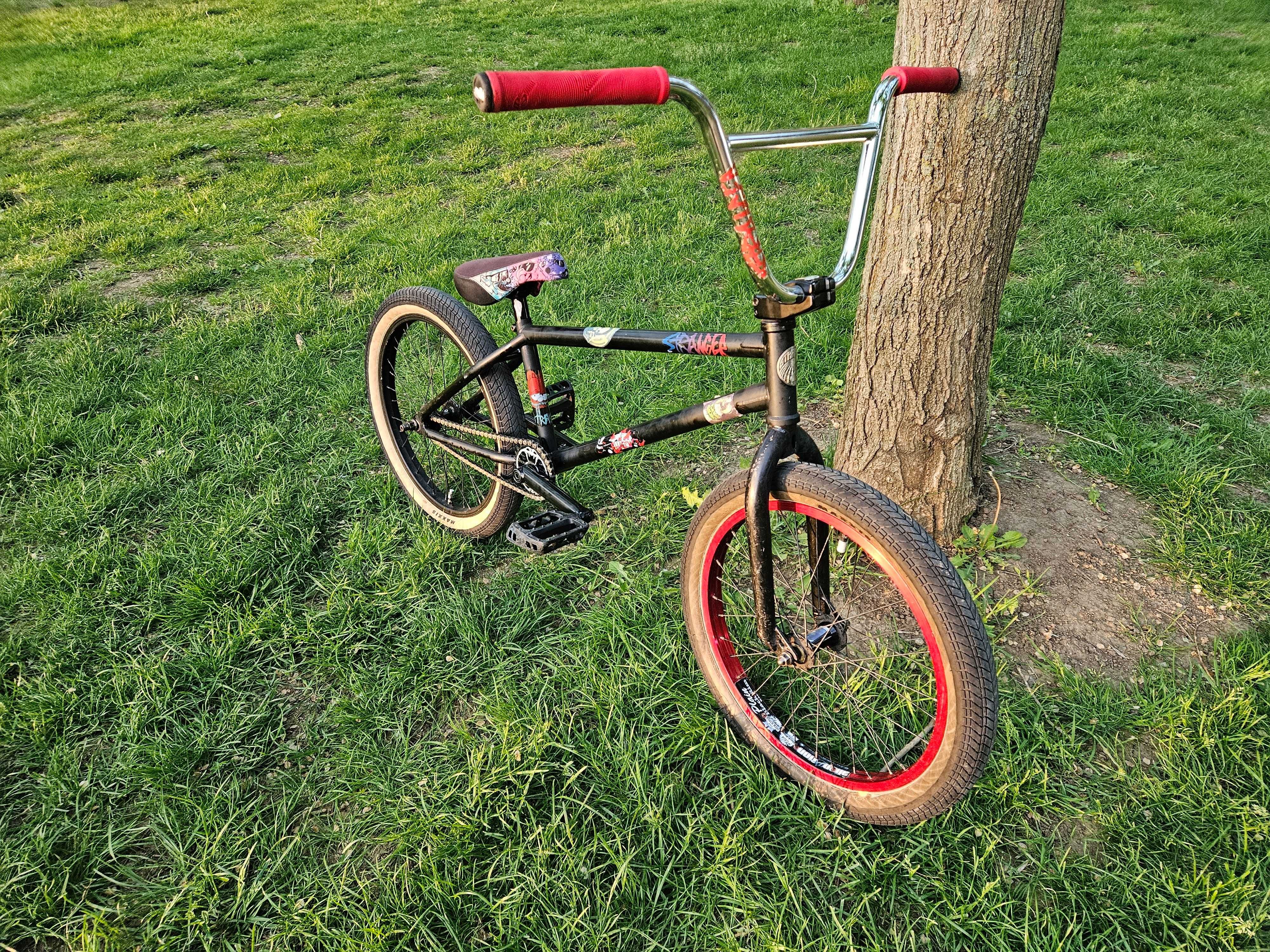 Bicicleta BMX custom, 9 kg, cadru Stranger, piese de top