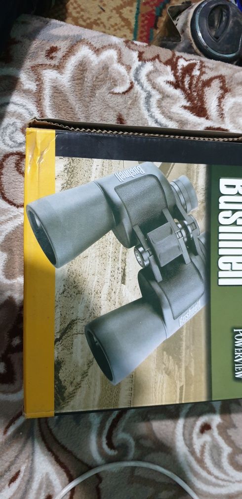 Binoclu Bushnell cu zoom oculare 10×50