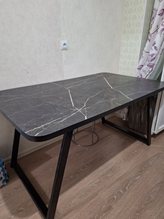 Стол кухонный в хорошем состоянии!