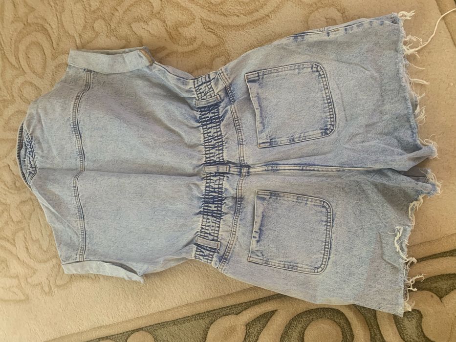 Salopeta blugi deosebita, purtata de doua ori