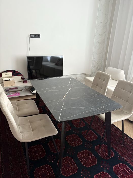 Стол и стулья, два зеркала в подарок