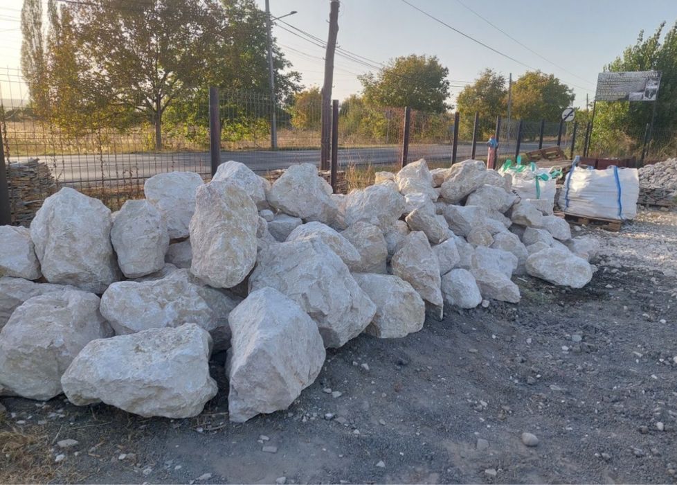 Piatra bolovani ornamentali orice culoare si marime oriunde in tara