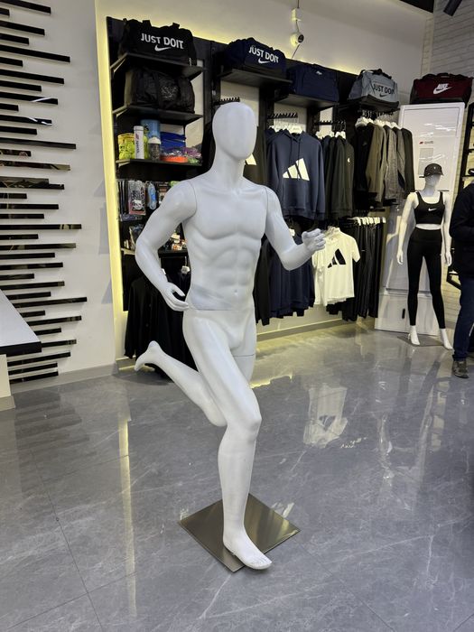 Манекен мужской спортивный бегущий