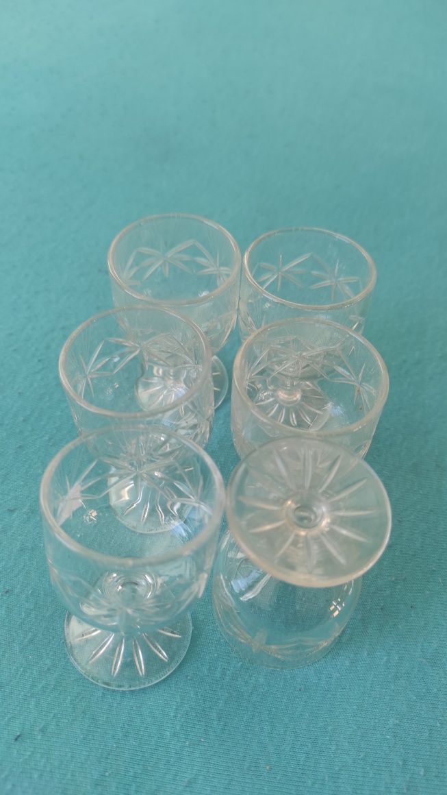 Шест кристални чашки