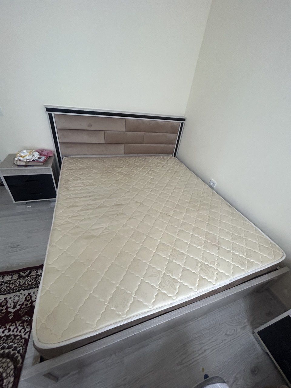 Продается двухспалка и две тумбочки + матрас ортопедический