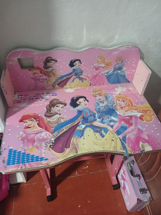 Отдам бесплатно  парту детскую