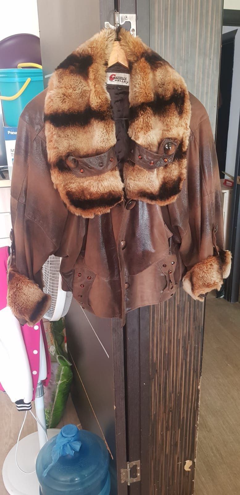 Продаётся куртка кожаная женская  ворот и рукава из шиншиллы размер L