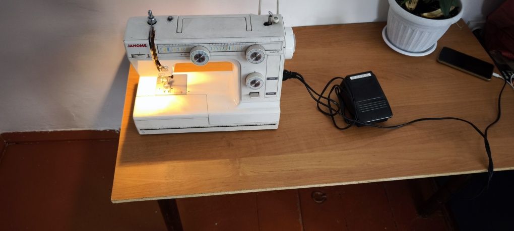 Продам швейную машинку Janome.