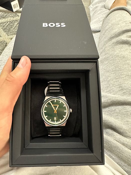 Часовник BOSS със зелен цифербла