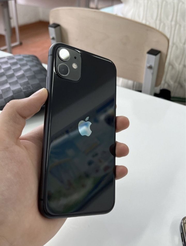 Телефон iPhone 11  64g