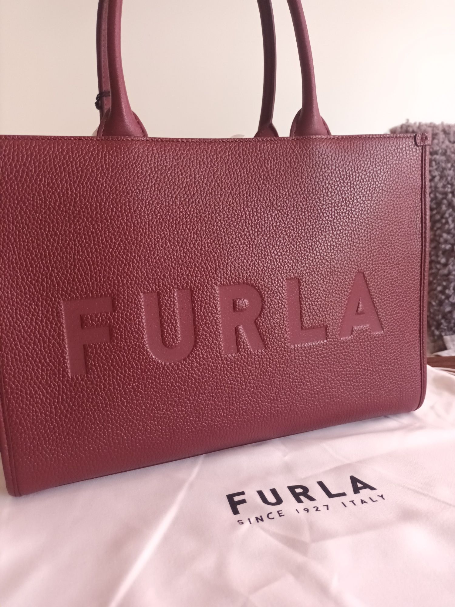 Нова бордо Furla