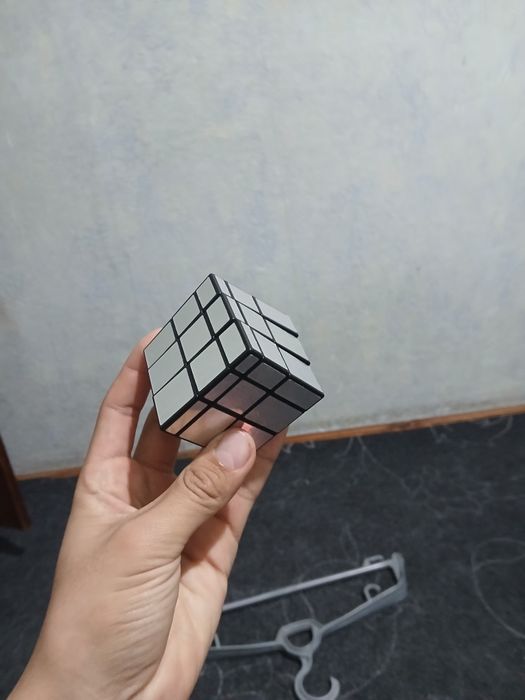 Kubik rubiklar sotiladi
