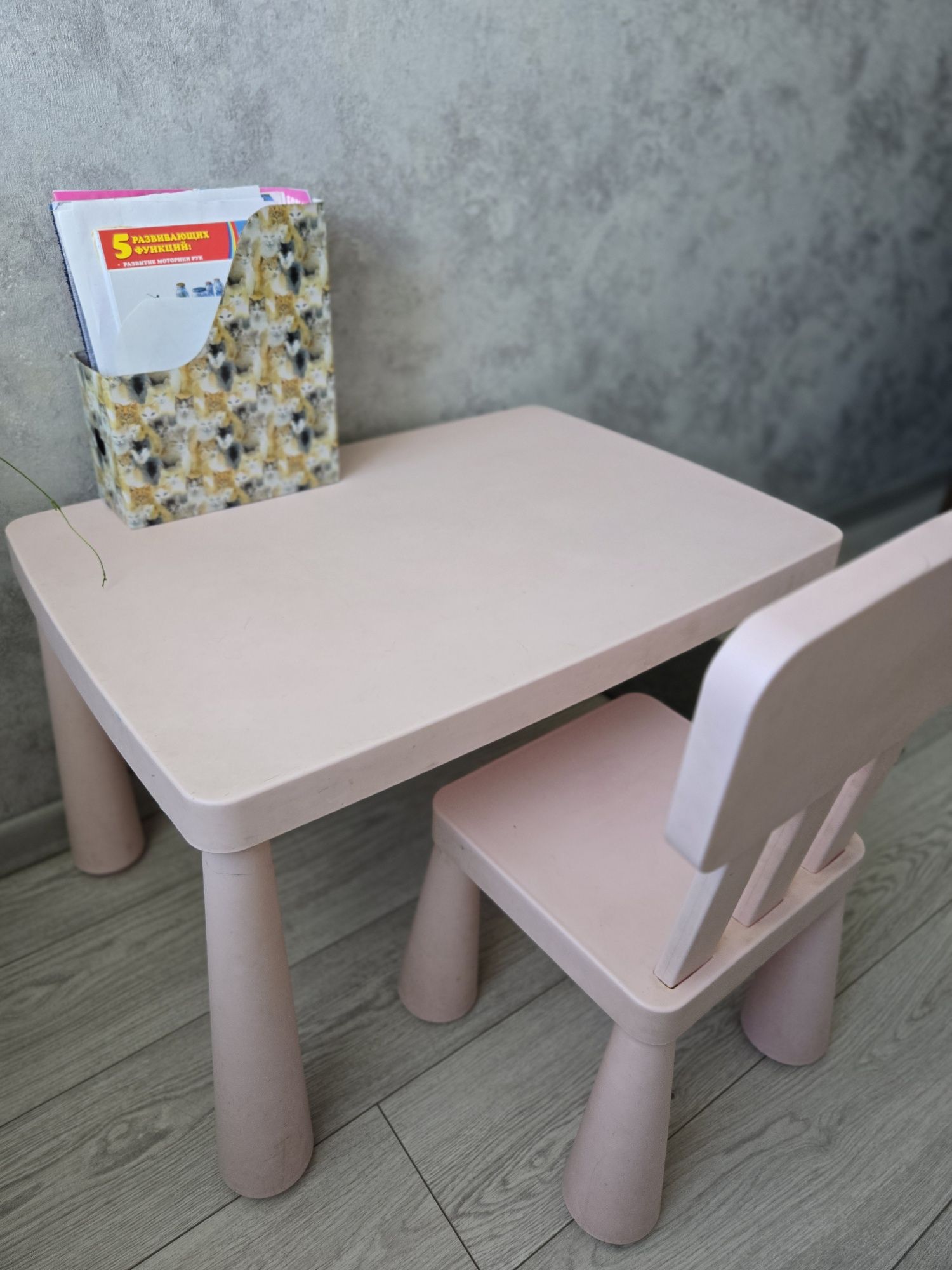 Продаётся детский стол со стулом IKEA