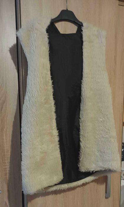 vesta cu blanita si geaca de blugi