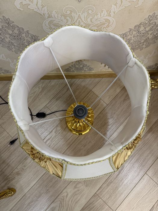 Шикарная лампа, с золотым декором и хрустальными подвесками - хорошее