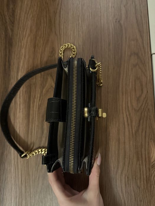 Чанта Guess от кожа и златни детайли