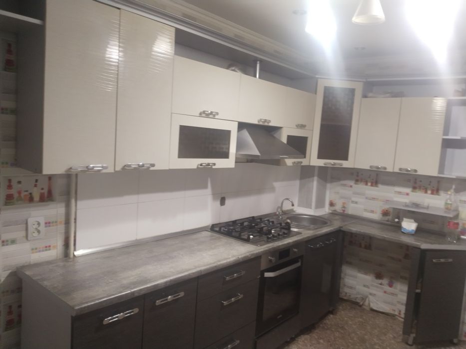 Продам кухонный гарнитур и газовую поверхность