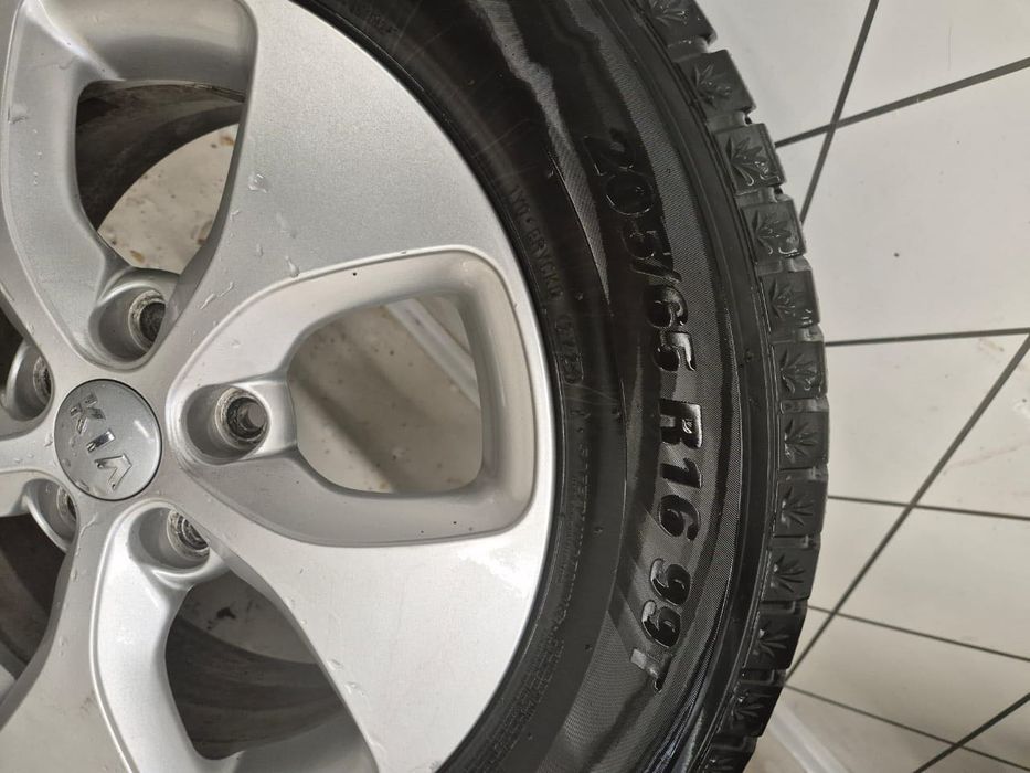 Продам зимние шины Kumho WinterCraft Ice Wi51 (зимние, липучка)