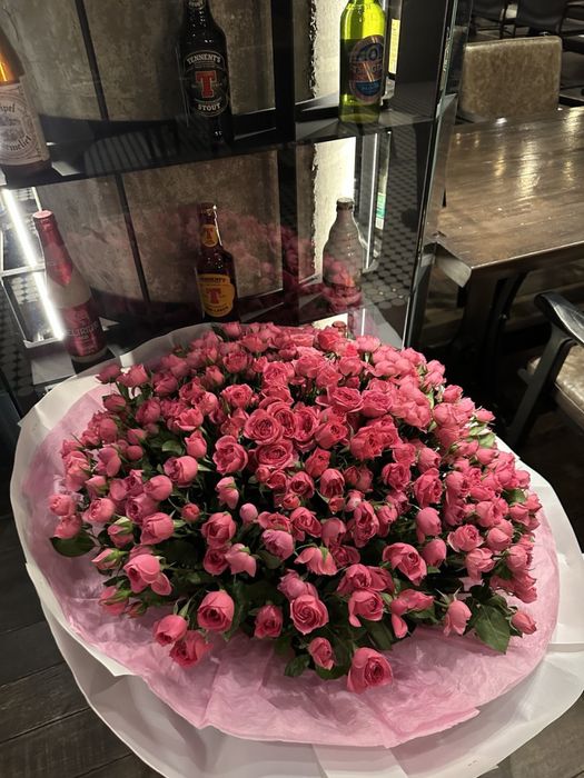 Огромный букет цветов из кустовых роз, диаметр 1,5 метра