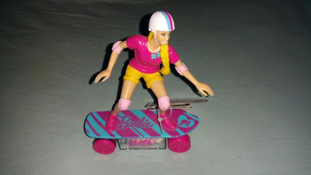 Cadou copii - jucarie papusa Barbie pe skateboard