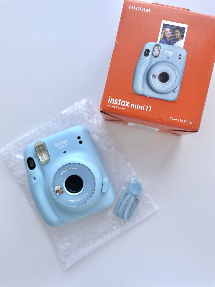 Абсолютно новый Instax mini 11 в голубом цвете