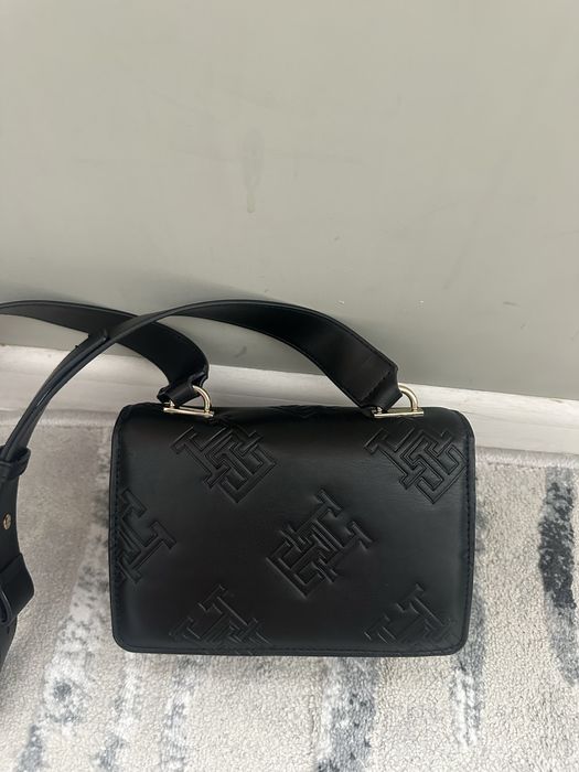 Нова и оригинална чанта на Tommy Hilfiger